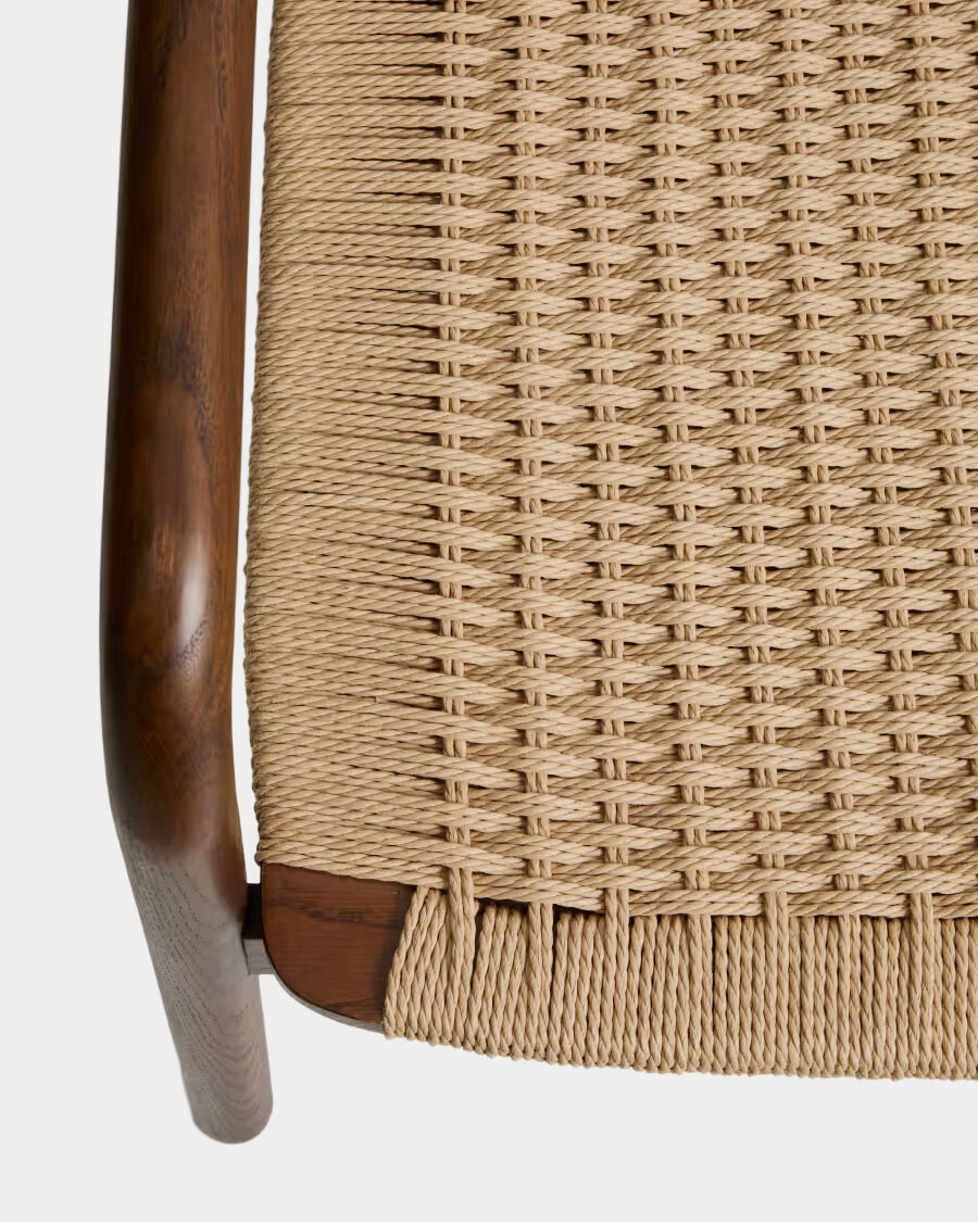 Butaca Derile de madera maciza de roble acabado nogal y cuerda de papel beige Butaca Derile de madera maciza de roble acabado nogal y cuerda de papel beige