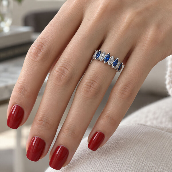 Anillo Marquise en Oro Blanco 18k con Brillantes y Zafiros Azules Anillo Marquise en Oro Blanco 18k con Brillantes y Zafiros Azules