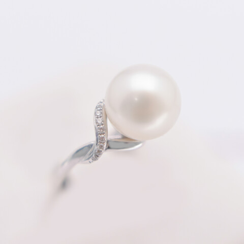 Anillo Oro 18 kilates blanco Diamantes y Perla de Cultivo Anillo Oro 18 kilates blanco Diamantes y Perla de Cultivo