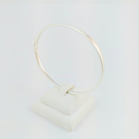 Esclava de plata 925 con cierre de ocho, diámetro 6.4cm, espesor 3mm. Esclava de plata 925 con cierre de ocho, diámetro 6.4cm, espesor 3mm.