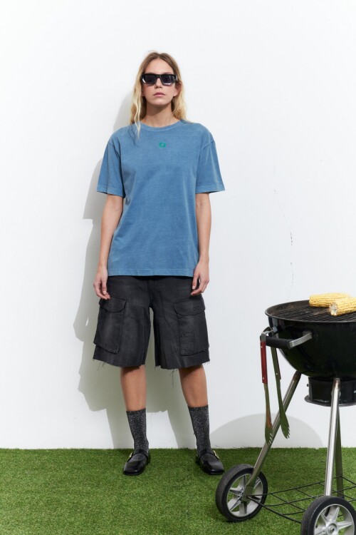 Remera washed bordada sol celeste