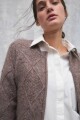 Camisa oversize combinada con ecocuero blanco