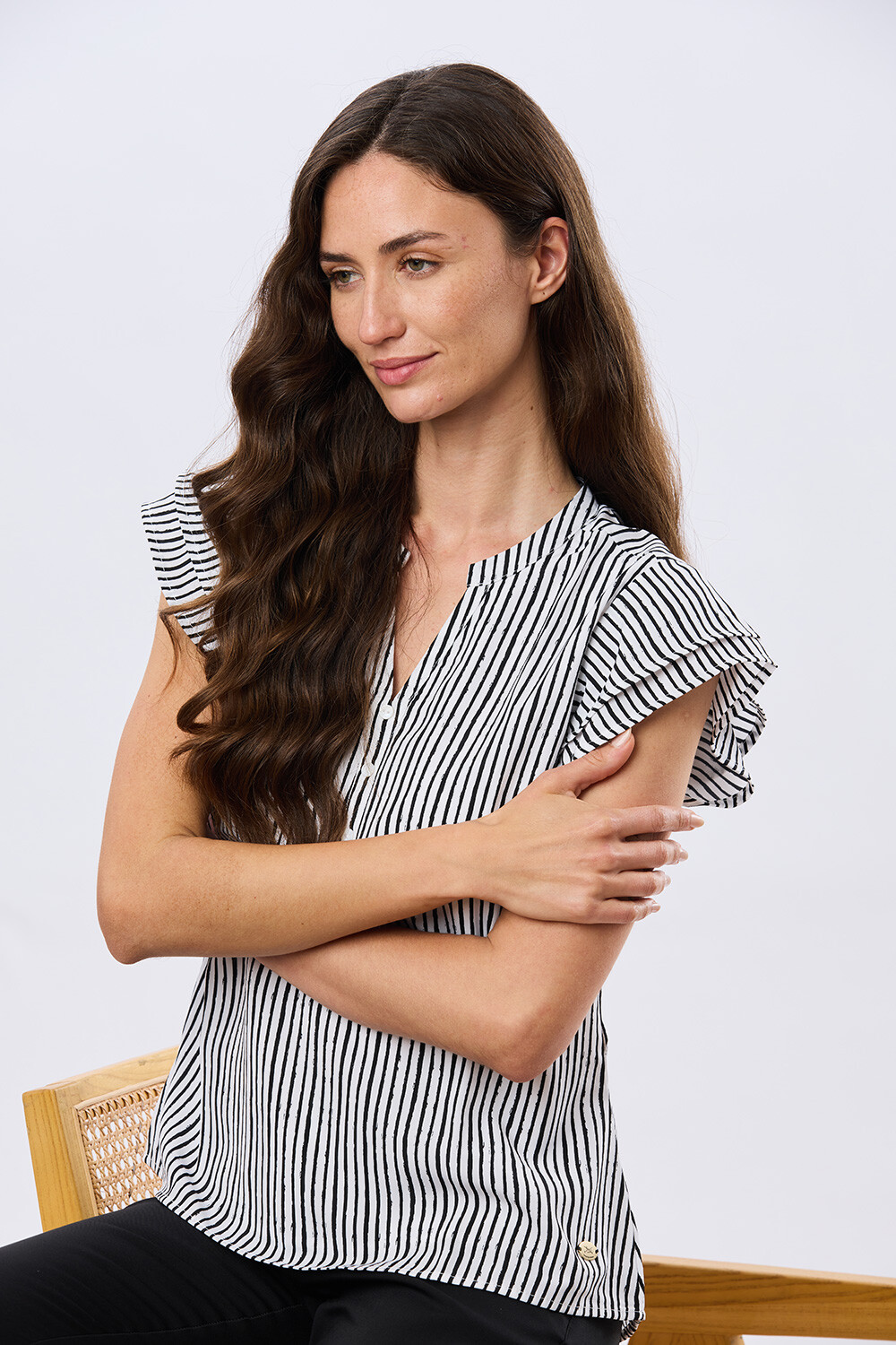 BLUSA ESTAMPADA CON VOLADOS Rayanegra