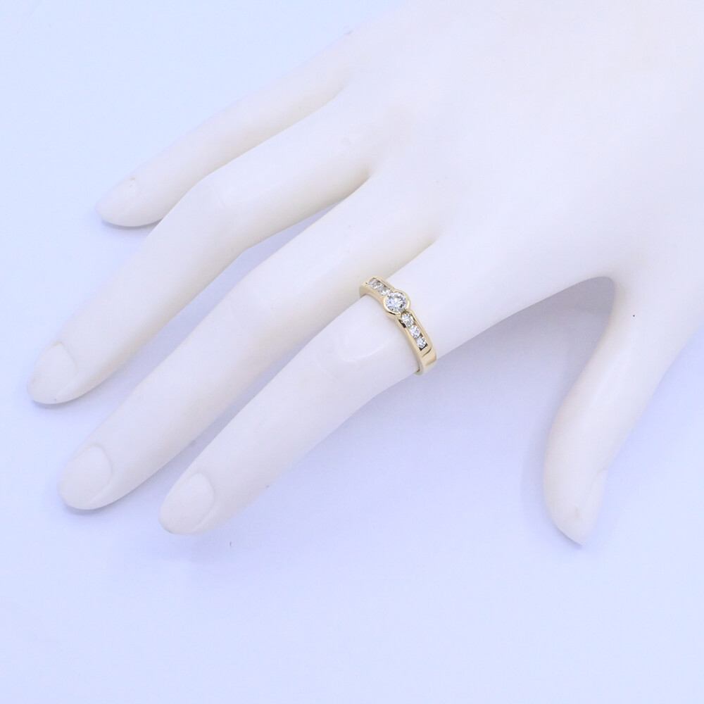 Anillo oro 18k y brillantes. Anillo oro 18k y brillantes.