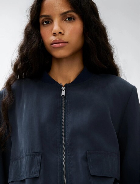 CAMPERA BOMBER CON BOLSILLOS AZUL