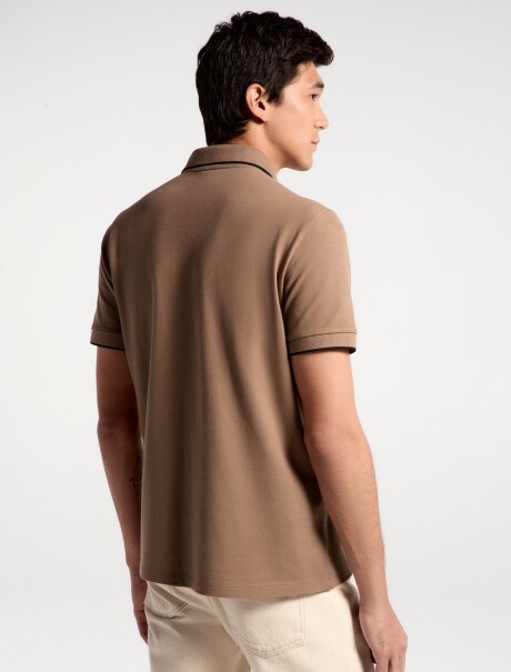 CAMISA DE CUELLO CON BORDADO MARRÓN