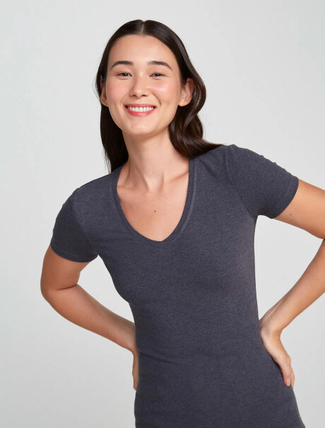 CAMISETA BÁSICA SLIM CUELLO EN V GRIS OSCURO