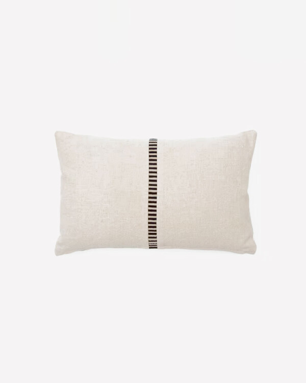 Almohadón Ardit de lino y algodón beige con raya bordada a contraste negro 30 x 50 cm