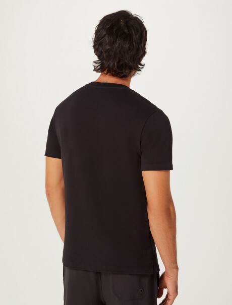 CAMISETA DE CUELLO CON TEXTURA NEGRO