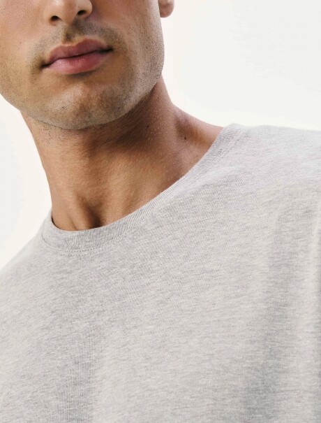 CAMISETAS BÁSICAS REGULAR WORLD GRIS