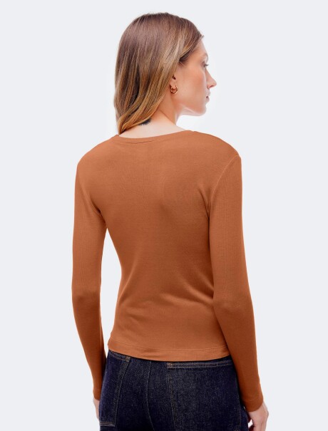 CAMISETA BÁSICA CON ELASTANO MARRÓN