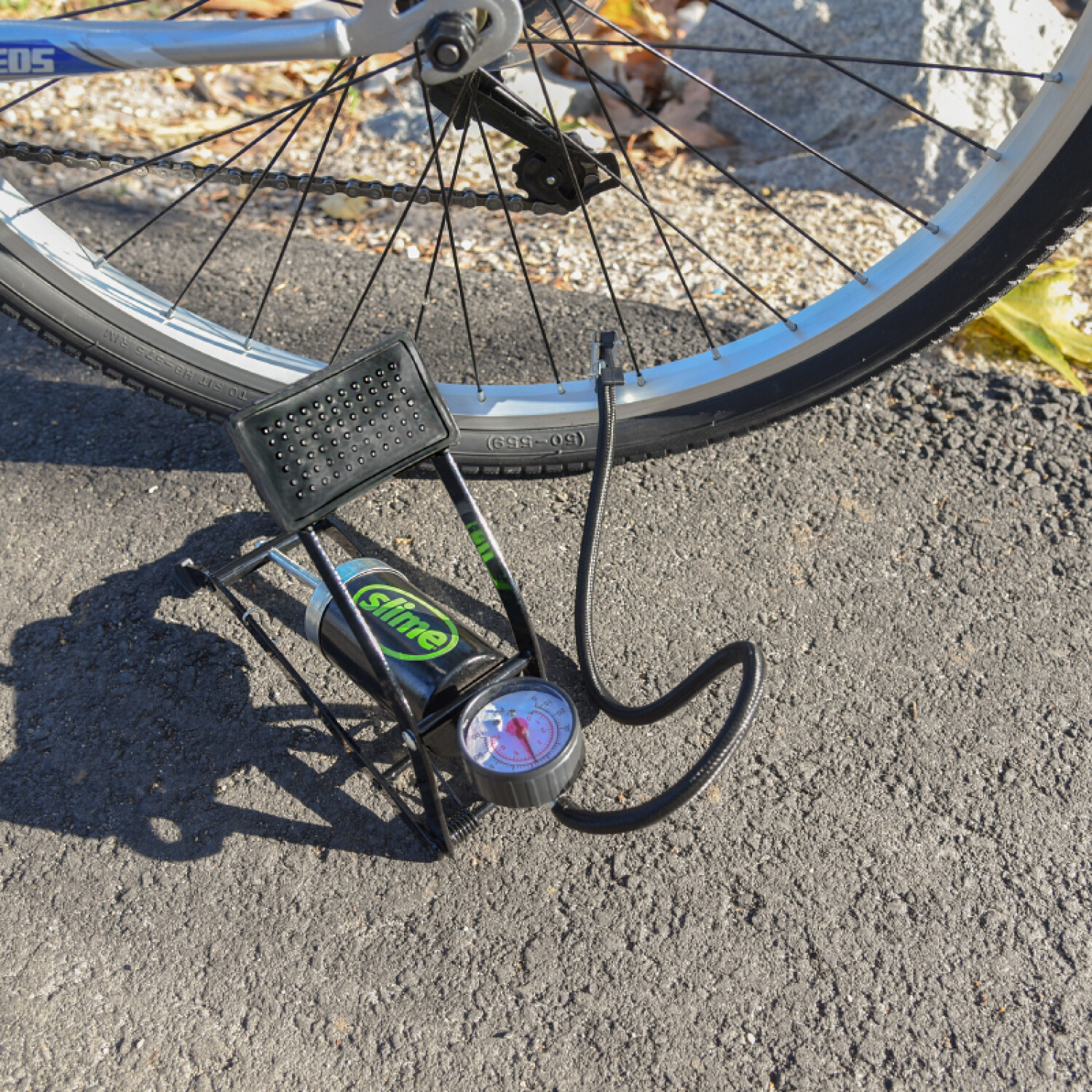Bomba de aire de pie para rueda de bicicleta y coche