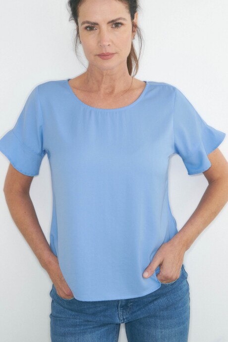Blusa escote base con volado en puños celeste