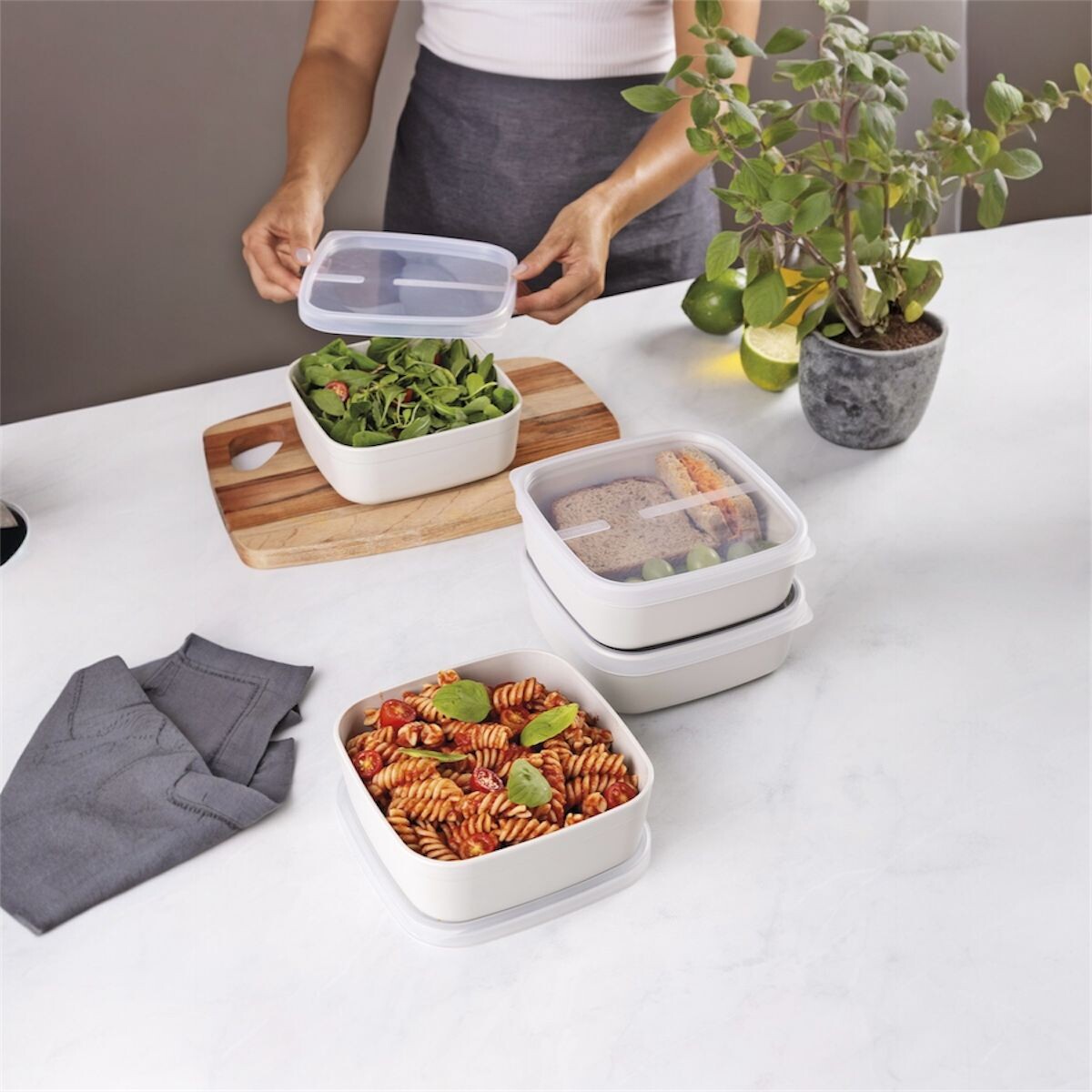 Tupper en Plástico Resistente con Tapa Tramontina 1.1L - Arena 