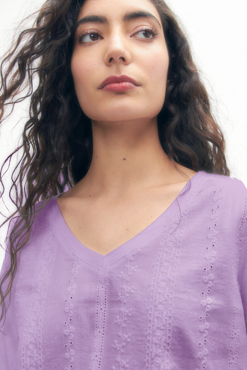 Remera escote en V frente broderie con vainillas lavanda