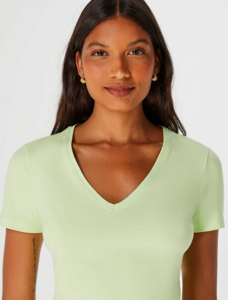 CAMISETA BÁSICA MANGA CORTA CUELLO EN V VERDE LIMÓN