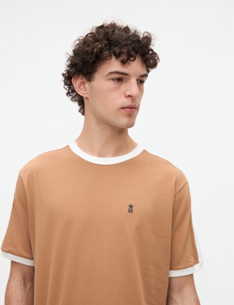 Remera Holst Tostado