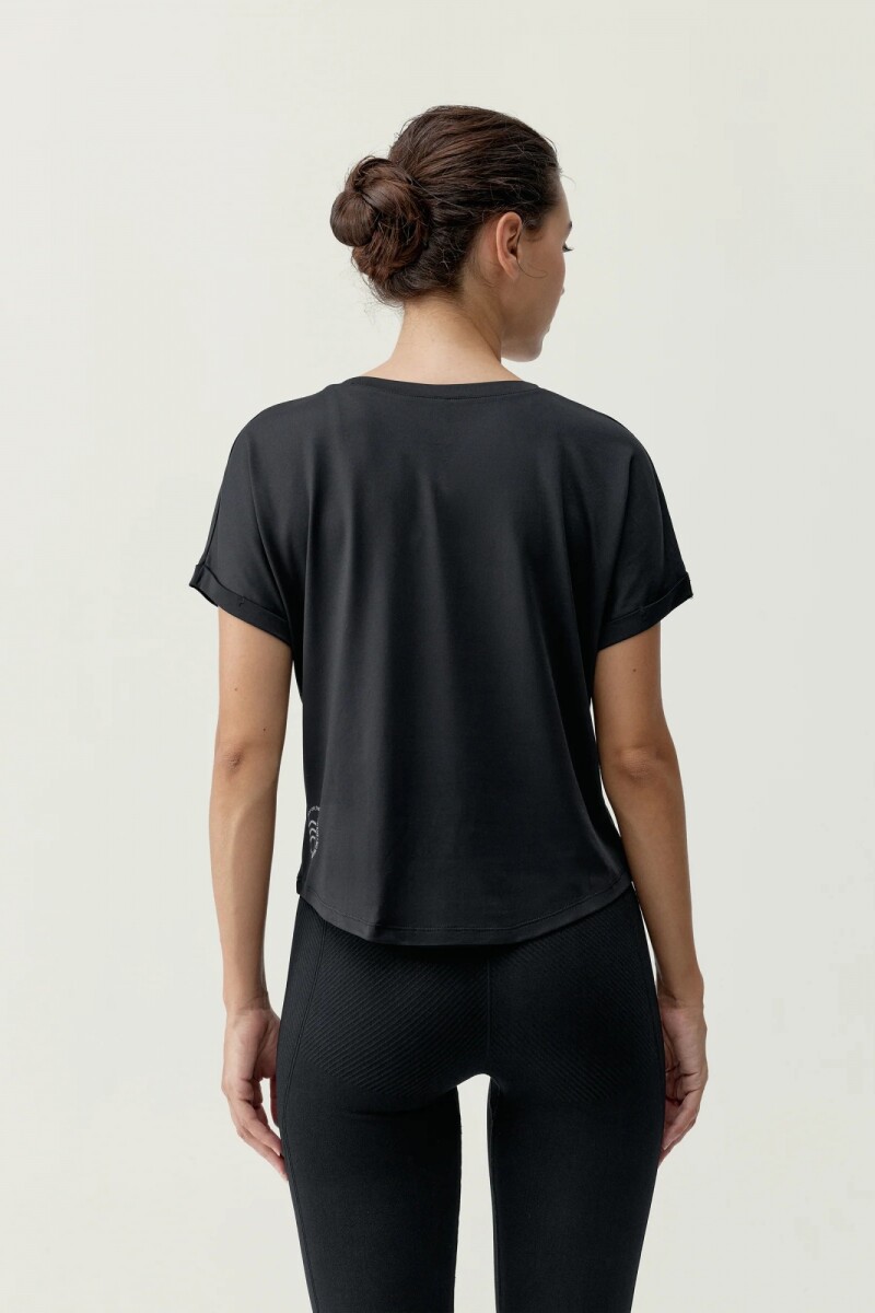 REMERA AZAMI Negro