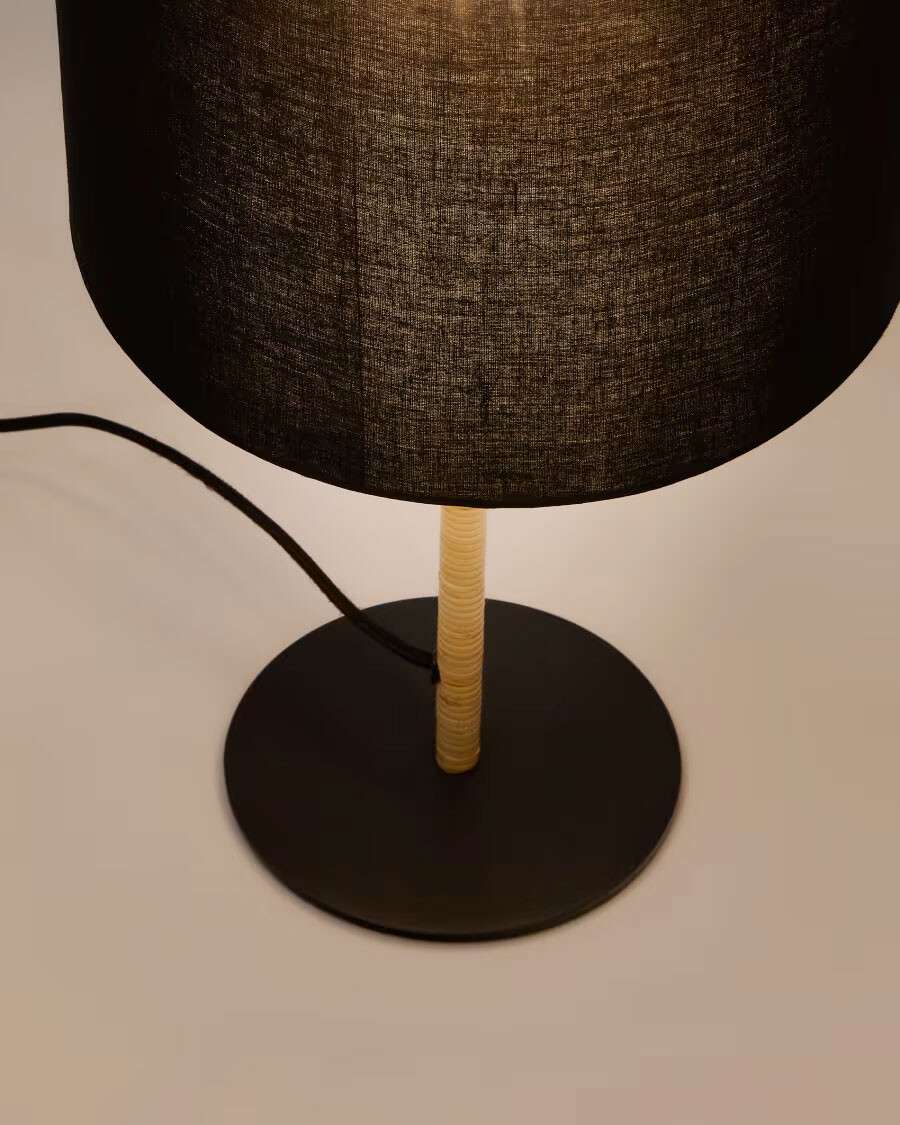Lámpara de mesa Pina de metal y ratán con pantalla de algodón negro Lámpara de mesa Pina de metal y ratán con pantalla de algodón negro
