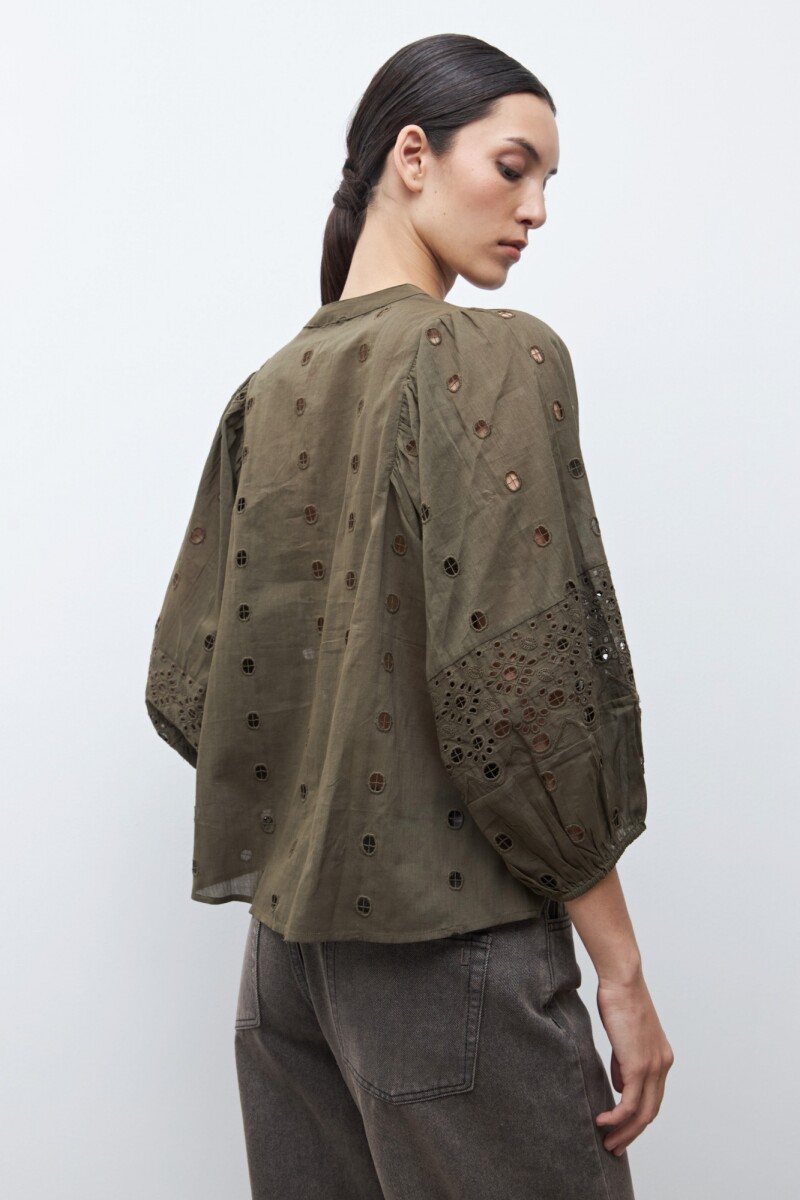 Blusa bordada con broderie verde oliva