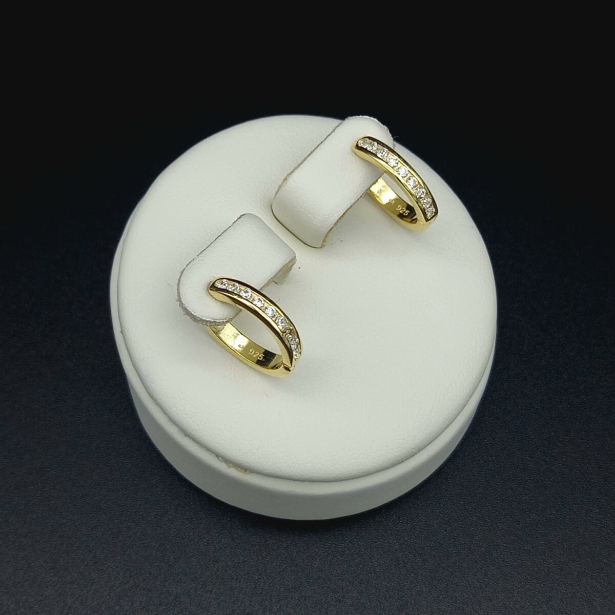 Par de aros de plata 925 con baño de oro amarillo y circonias. 