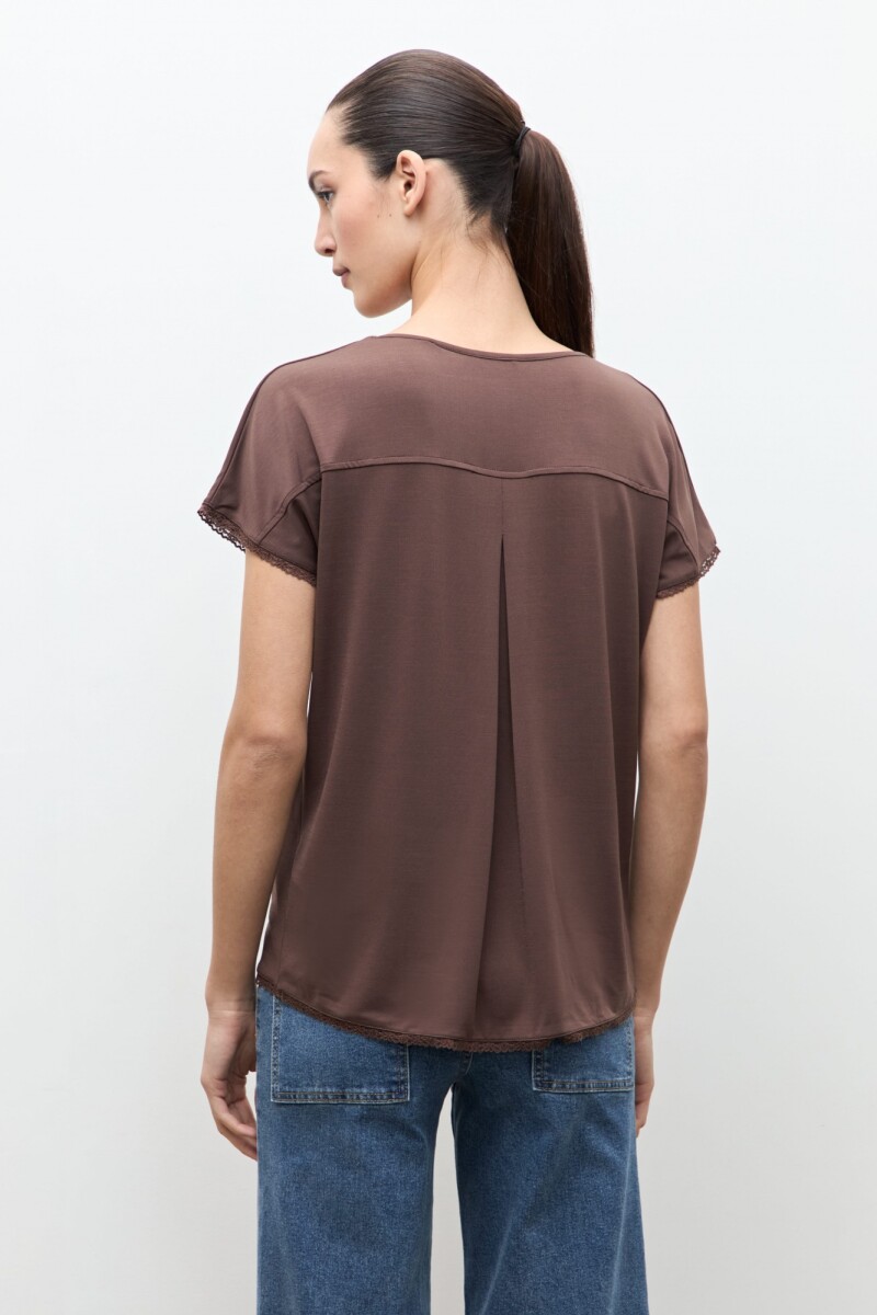 Remera con encaje chocolate