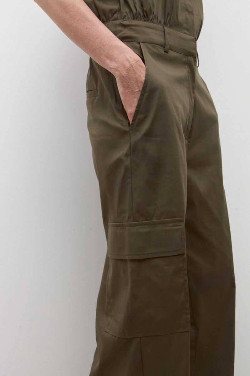 Mono con bolsillos cargo verde oliva