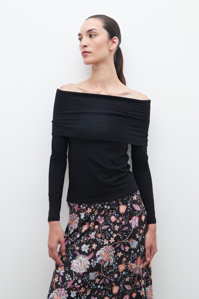 Remera escote bardot negro