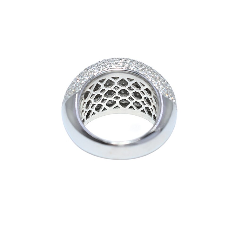 Anillo en oro 18k blanco y brillantes pave. Anillo en oro 18k blanco y brillantes pave.