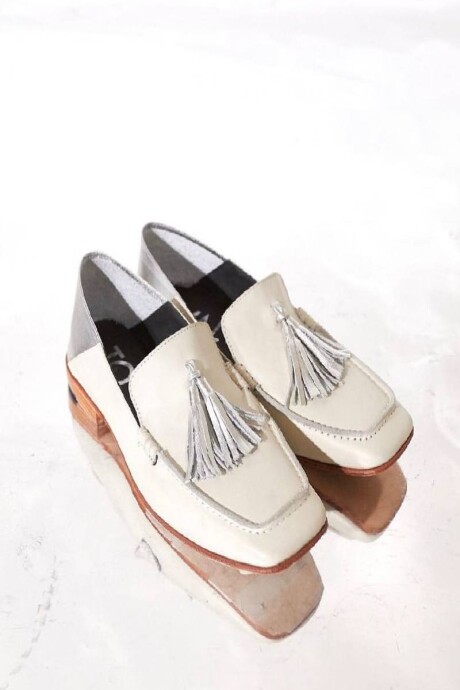 Mocasín Clooney Off White y Plata - Pre Order (Entrega aprox. 5/6) Mocasín Clooney Off White y Plata - Pre Order (Entrega aprox. 5/6)