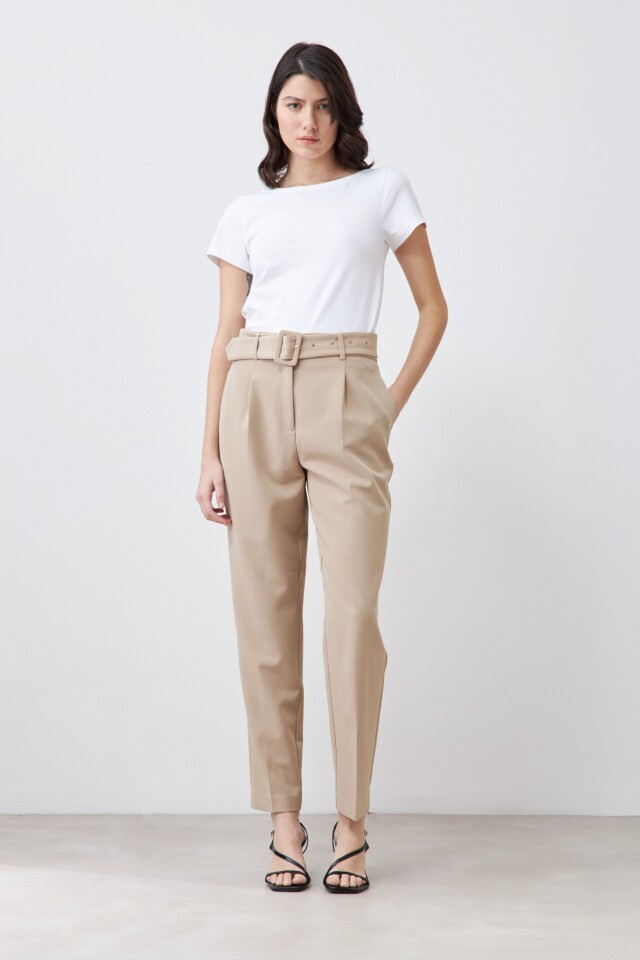 Pantalón sastrero con pinzas y cinturón beige