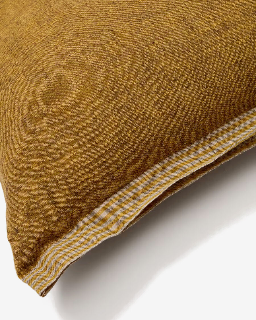 Almohadón Niven 100% lino mostaza jaspeado con rayas laterales 45 x 45 cm