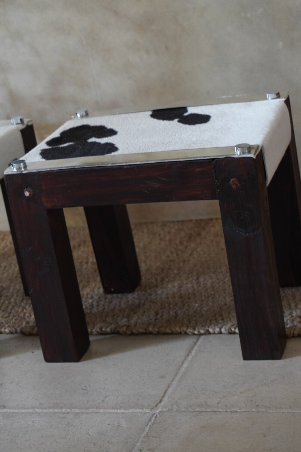 Petit Stool Cowhide oscuro
