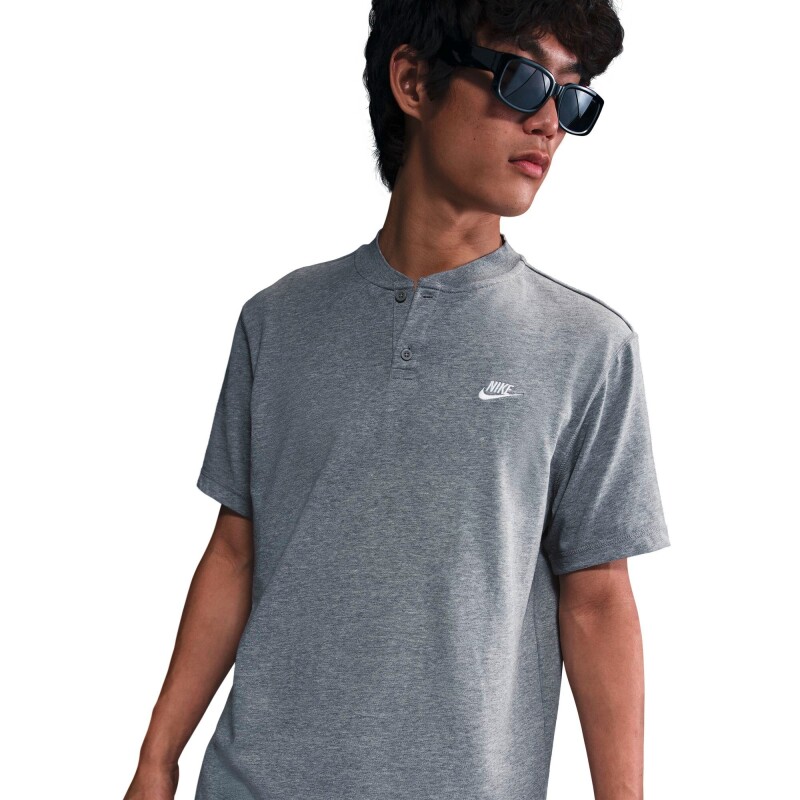 Remera Nike Club de Hombre Gris