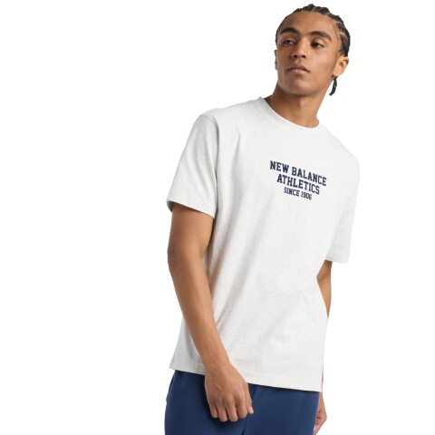 Remera New Balance de Hombre - Varsity Graphic - MT51526AHH GREY