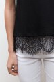 Remera oversized con encaje negro