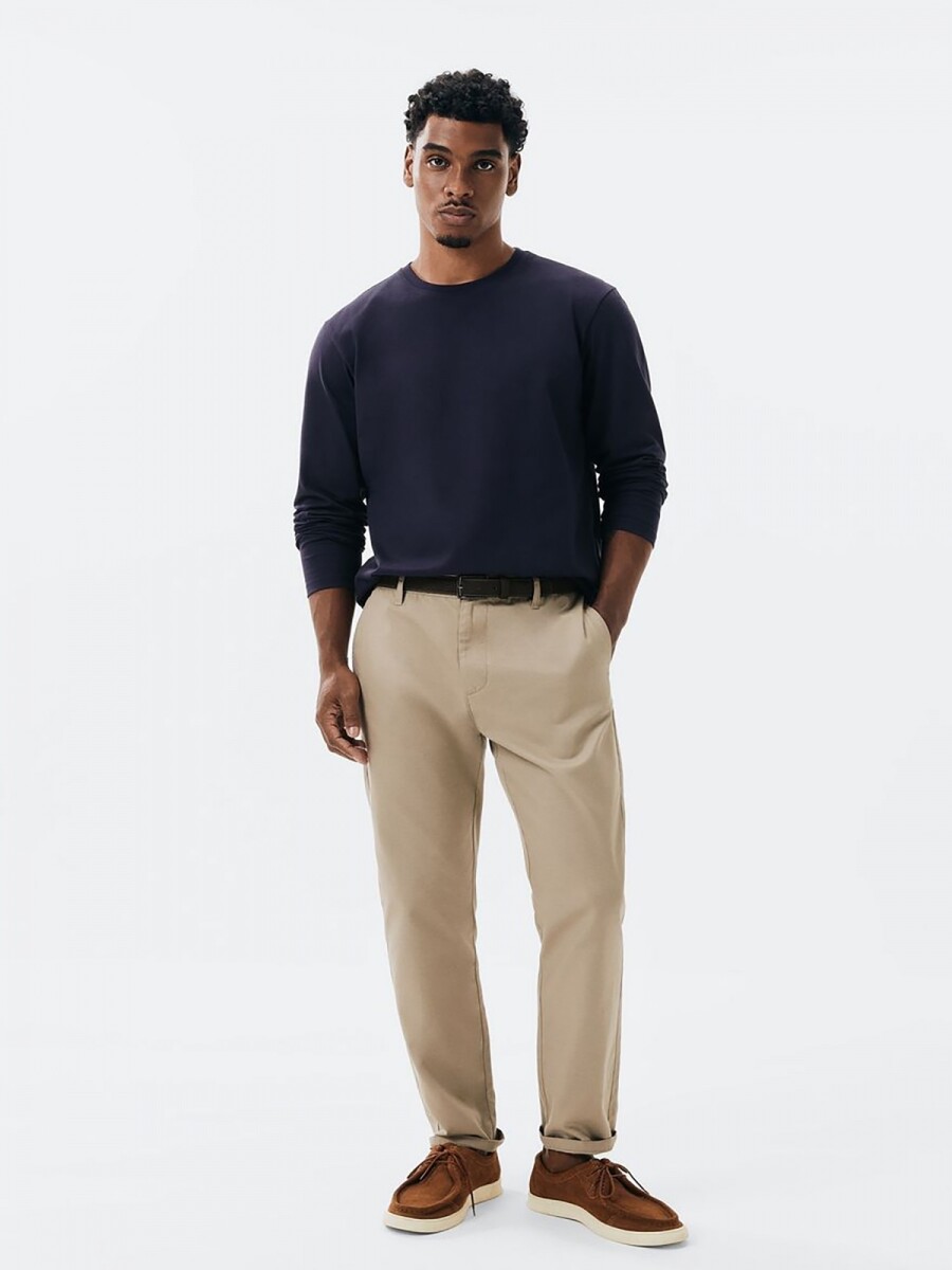 PANTALÓN MODELO CHINO DE LINO - PANTALÓN MODELO CHINO DE LINO 