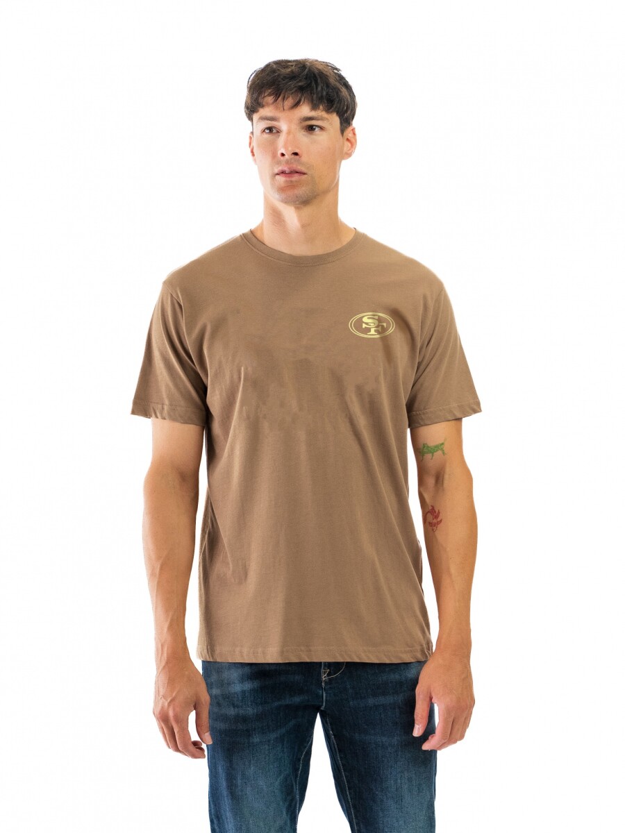 Remera Estampada Cuello Base - Tostado/ Letras 047 