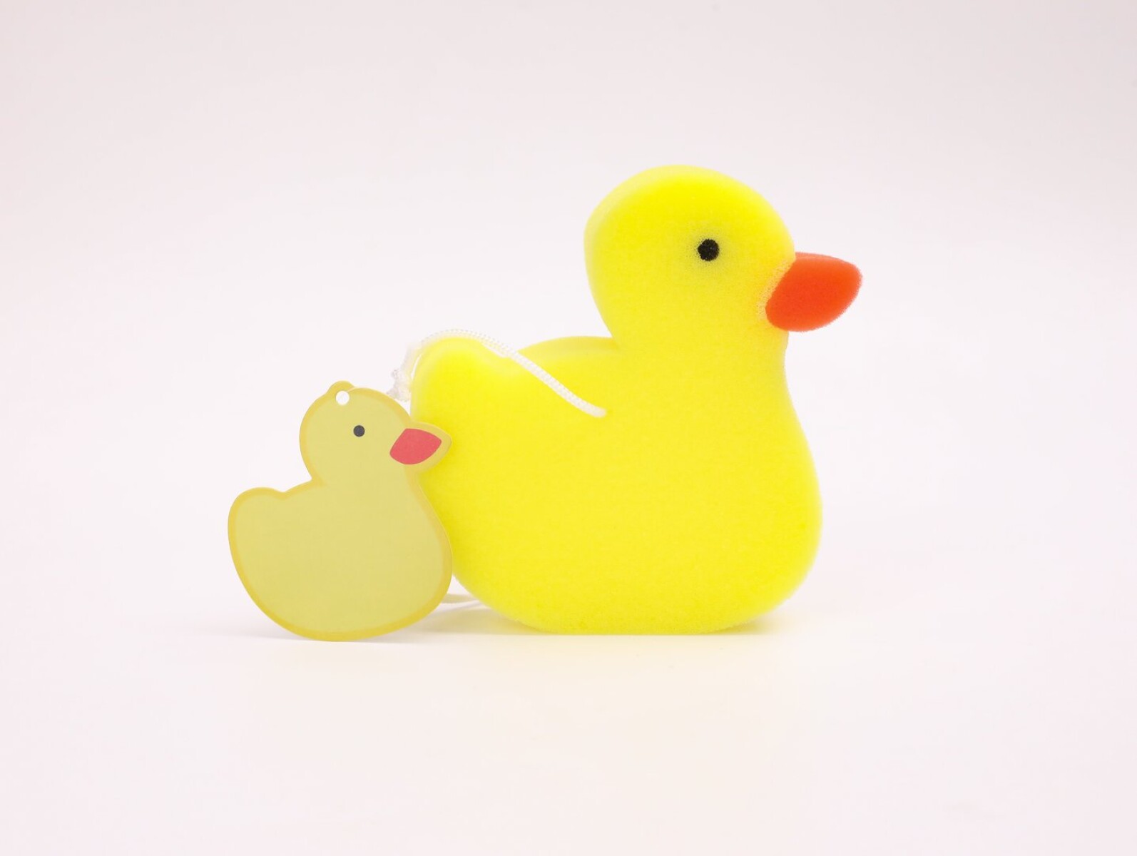ESPONJA DE BAÑO CON FORMA DE PATITO AMARILLO. 