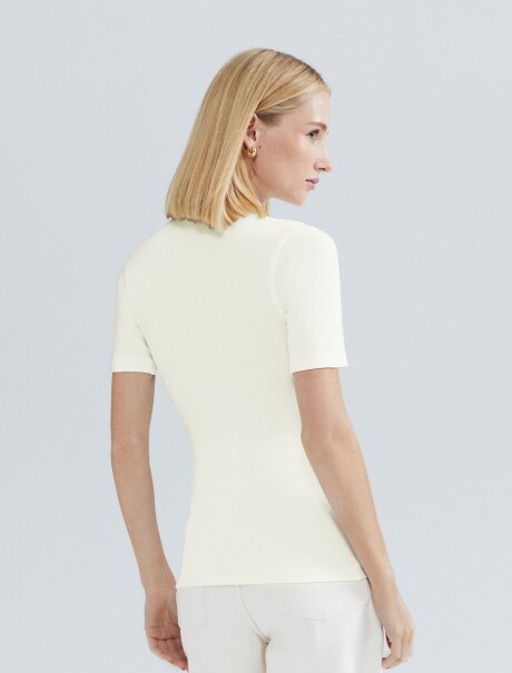 BLUSA MANGA CORTA CON CUELLO EN V CREMA