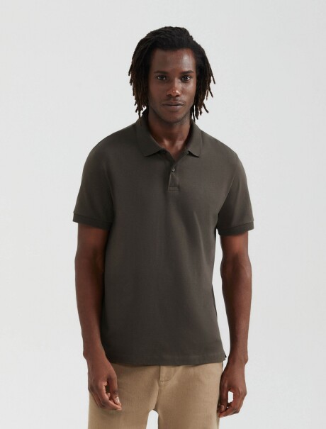 POLO BÁSICA EN ALGODÓN PIMA VERDE