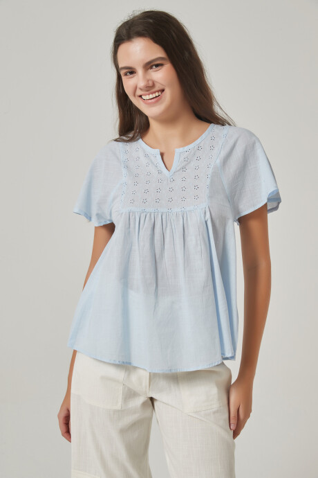 Blusa Genora Celeste Claro