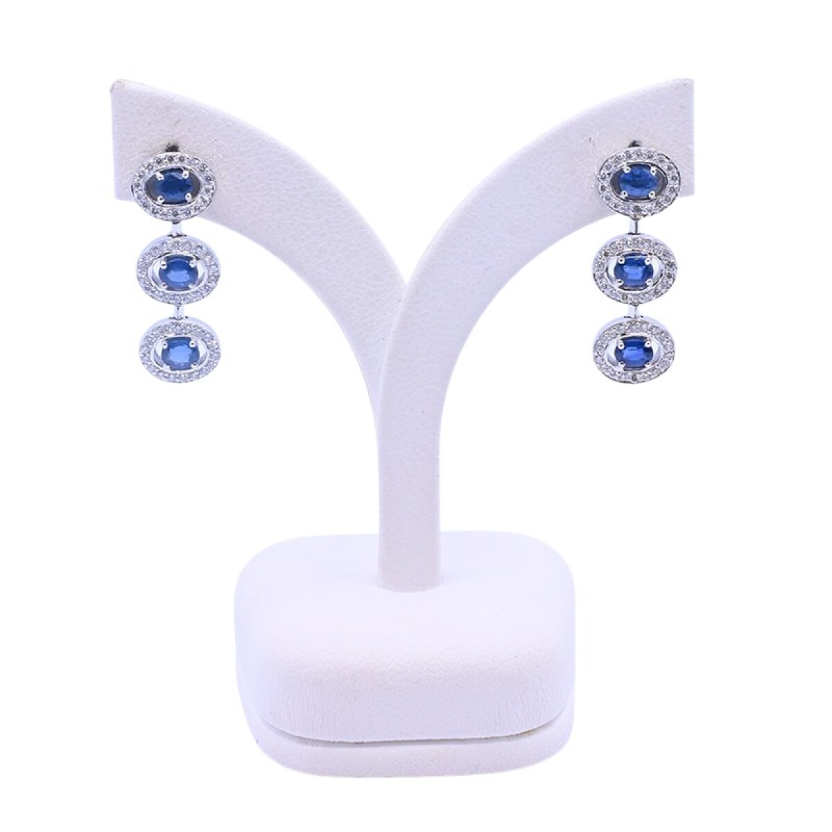 Caravanas oro 18 k blanco con zafiros azules oval y brillantes. 