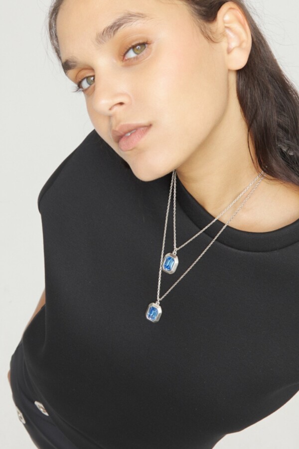 COLLAR DOBLE DE ALEACIÓN DE METALES BAÑADO EN PLATA DE LEY CON CRISTAL FACETADO AZUL Colgante