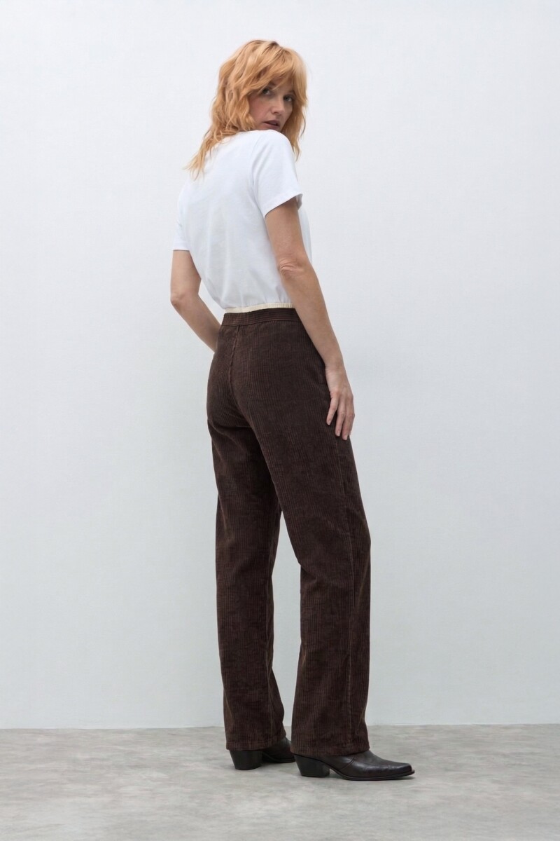 Jogger acanalado con vivo chocolate