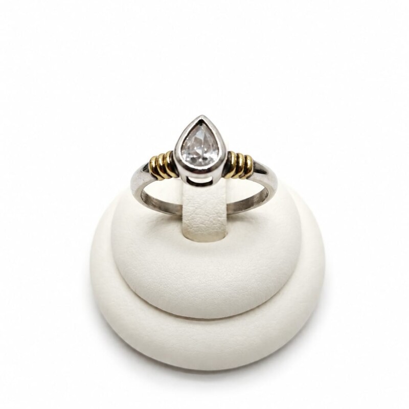 Anillo con Zirconia central modelo gota Anillo con Zirconia central modelo gota