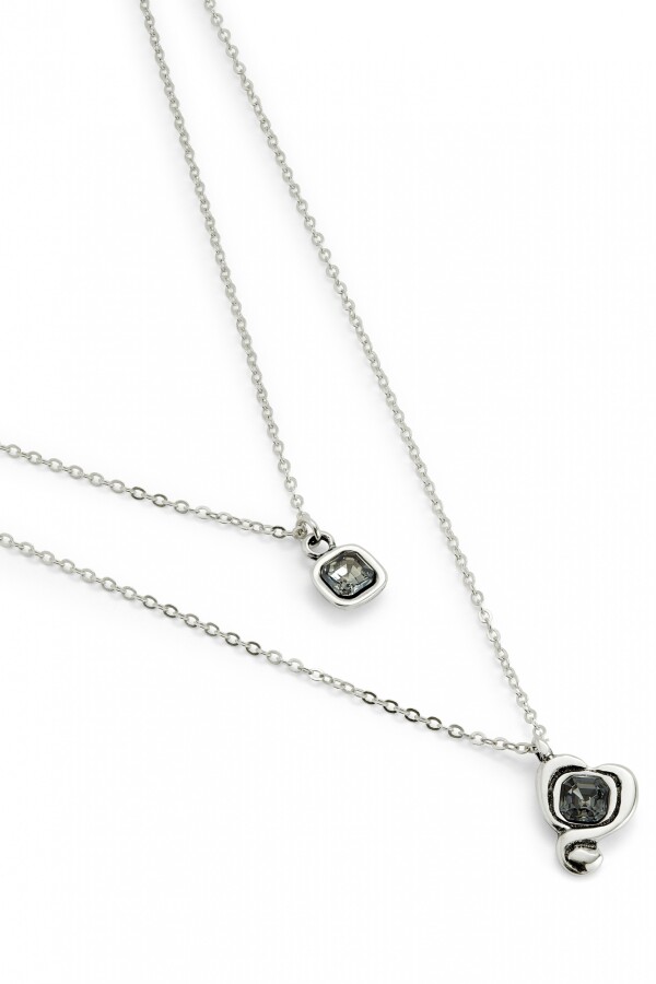 COLGANTE DE ALEACION DE METALES BAÑADO EN PLATA DE LEY CON DOBLE CADENA Y CORAZON CON CRISTAL NEGRO Colgante