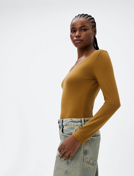 BLUSA BÁSICA DE MANGA LARGA Y CUELLO EN V MARRÓN