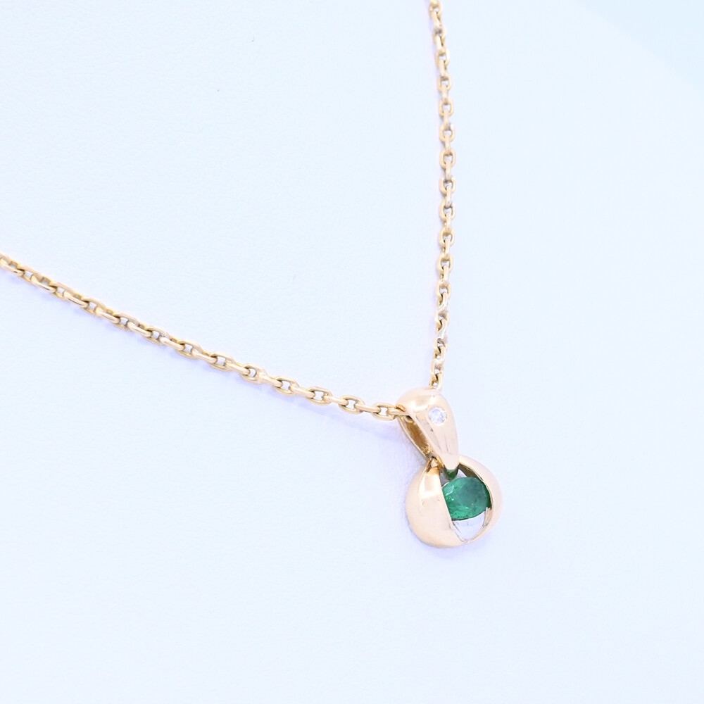 Colgante oro 18k 2 tonos con esmeralda oval y brillante. Colgante oro 18k 2 tonos con esmeralda oval y brillante.