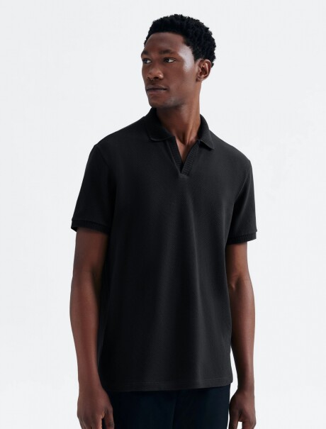 CAMISA CON CUELLO Y TELA TEXTURIZADA NEGRO